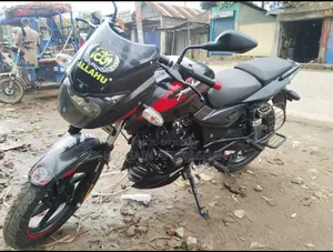 বাজাজ পালসার ১৫০ ২০২৩ লাল