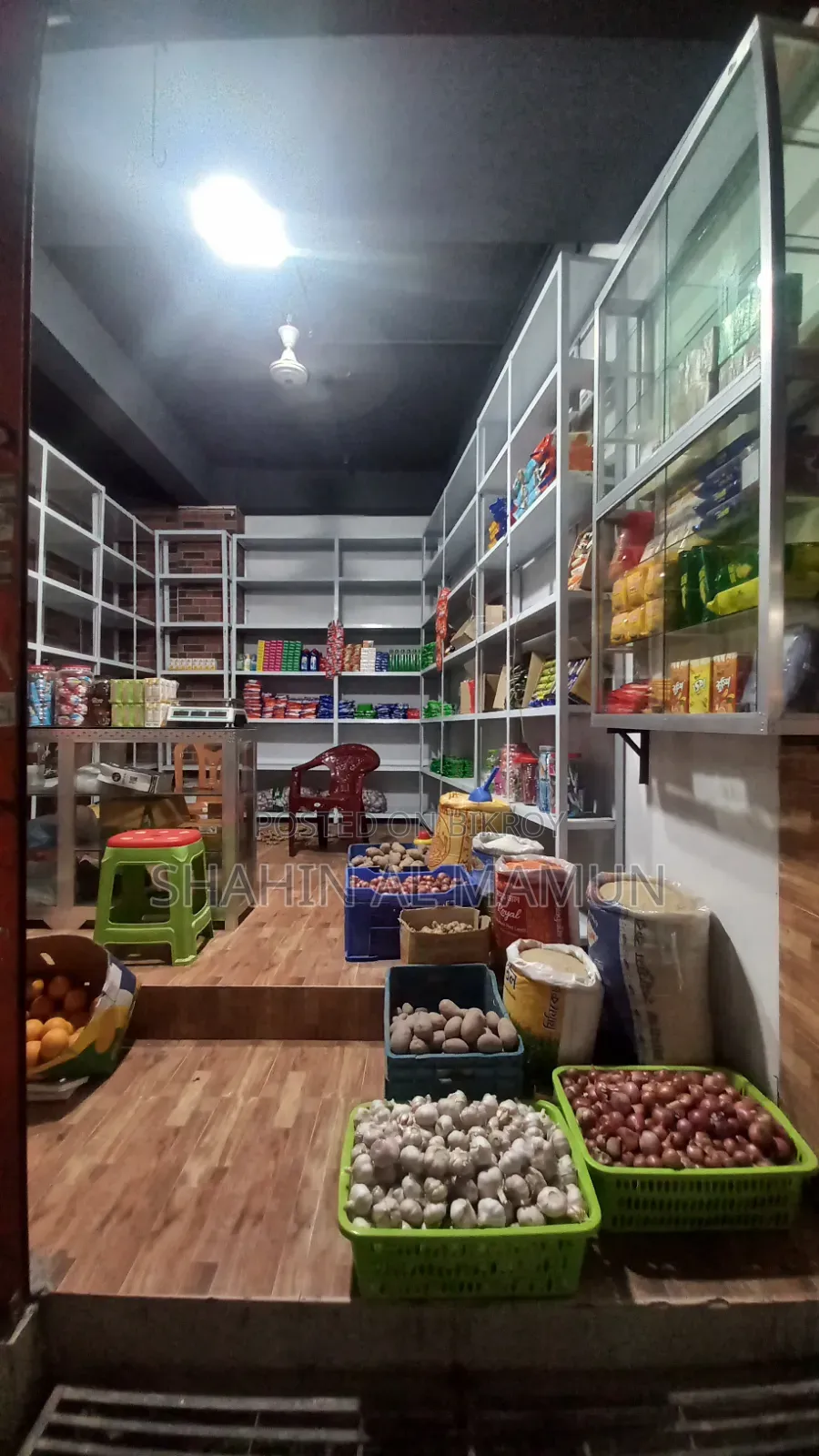 Shop for rent including goods and decoration.