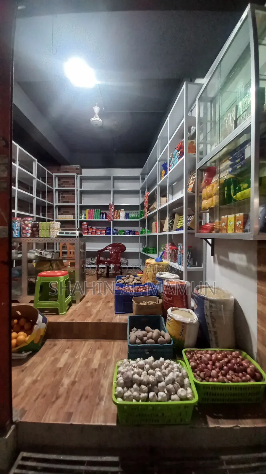 Shop for rent including goods and decoration.