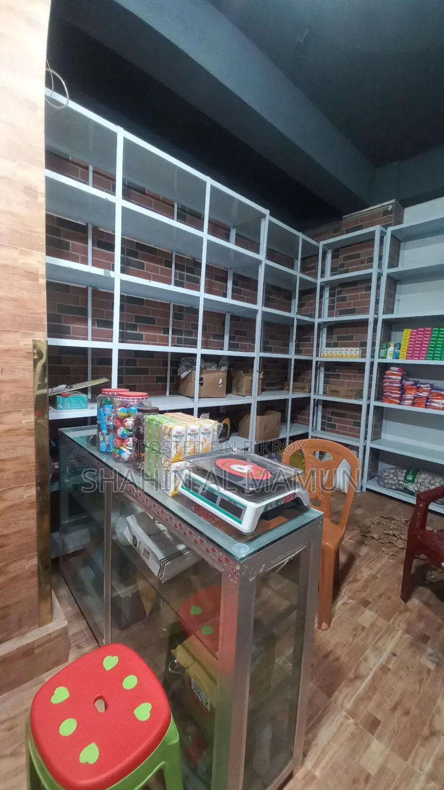 Shop for rent including goods and decoration.