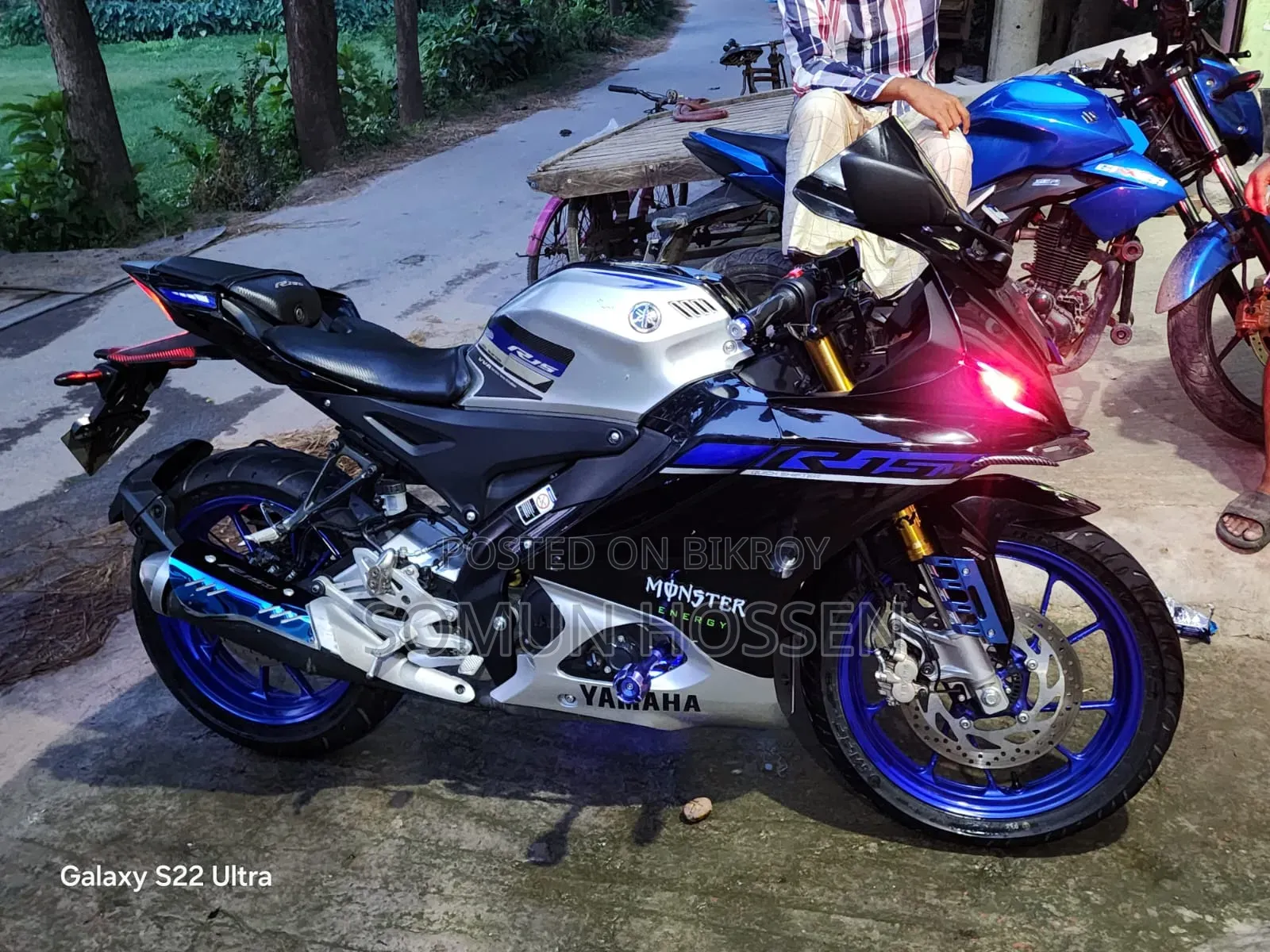 Yamaha 2025 Black motorbike