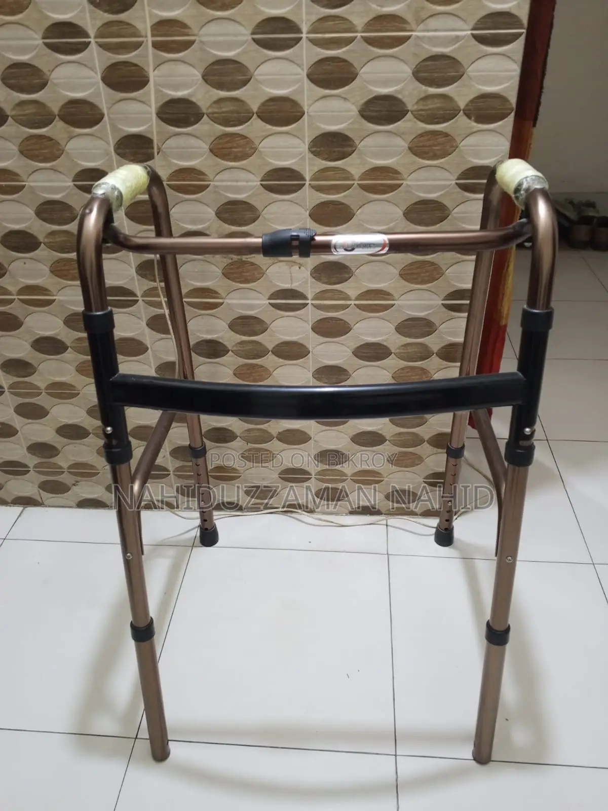 ফোল্ডিং ওয়াকিং ফ্রেম / ওয়াকার (Walker) - প্রায় নতুন
