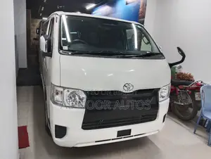 টয়োটা হাইএস ২০২১ সাদা
