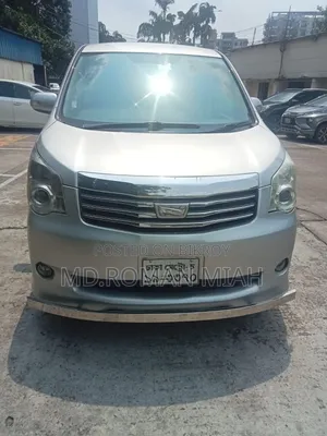 Toyota Noah 2.0 143hp AWD (8 Seater) 2012 Silver