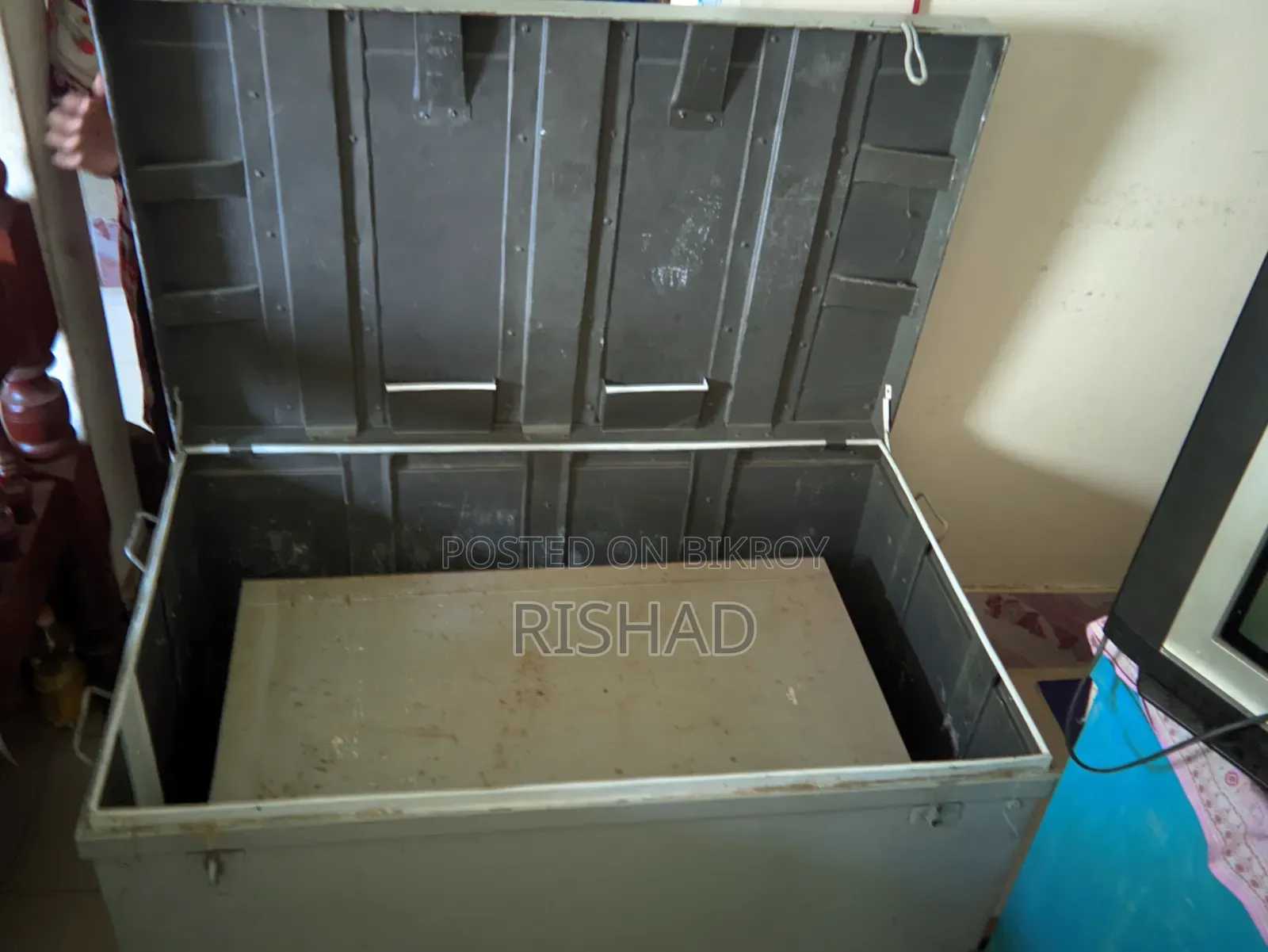 একটি বাক্স বিক্রি হবে অনেক মজবুত