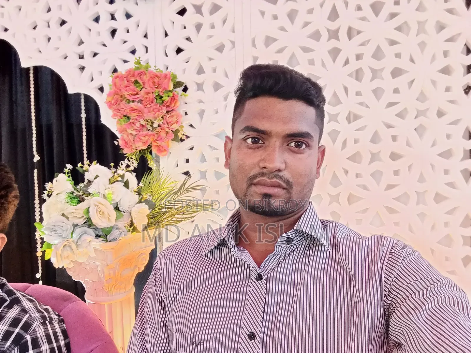 যে কোন চাকরি করতে চায়