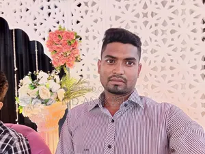 যে কোন চাকরি করতে চায়