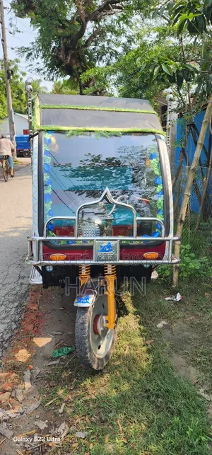 মোটরসাইকেল ২০২৫ ব্রাউন