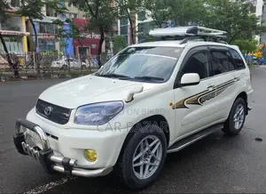 টয়োটা আরএভি৪ ২০০৫ সাদা