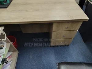 অফিস টেবিল কাজের জন্য। কাঠের টেবিল।