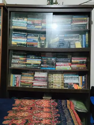 কাঁচের দরজা সহ বড় কাঠের বুকশেলফ