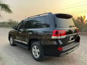 টয়োটা ল্যান্ড ক্রুজার ২০১৫ কালো