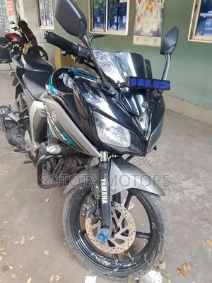 ইয়ামাহা ২০১৭ কালো