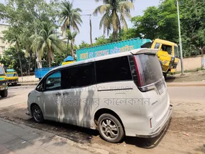 Toyota Noah 2018 Pearl