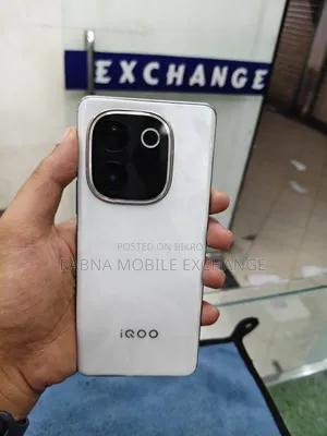 আইকিউওও ২৫৬ জিবি হোয়াইট