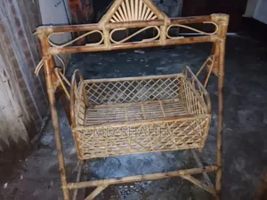 ছোটো বাচ্চাদের দোলনা।