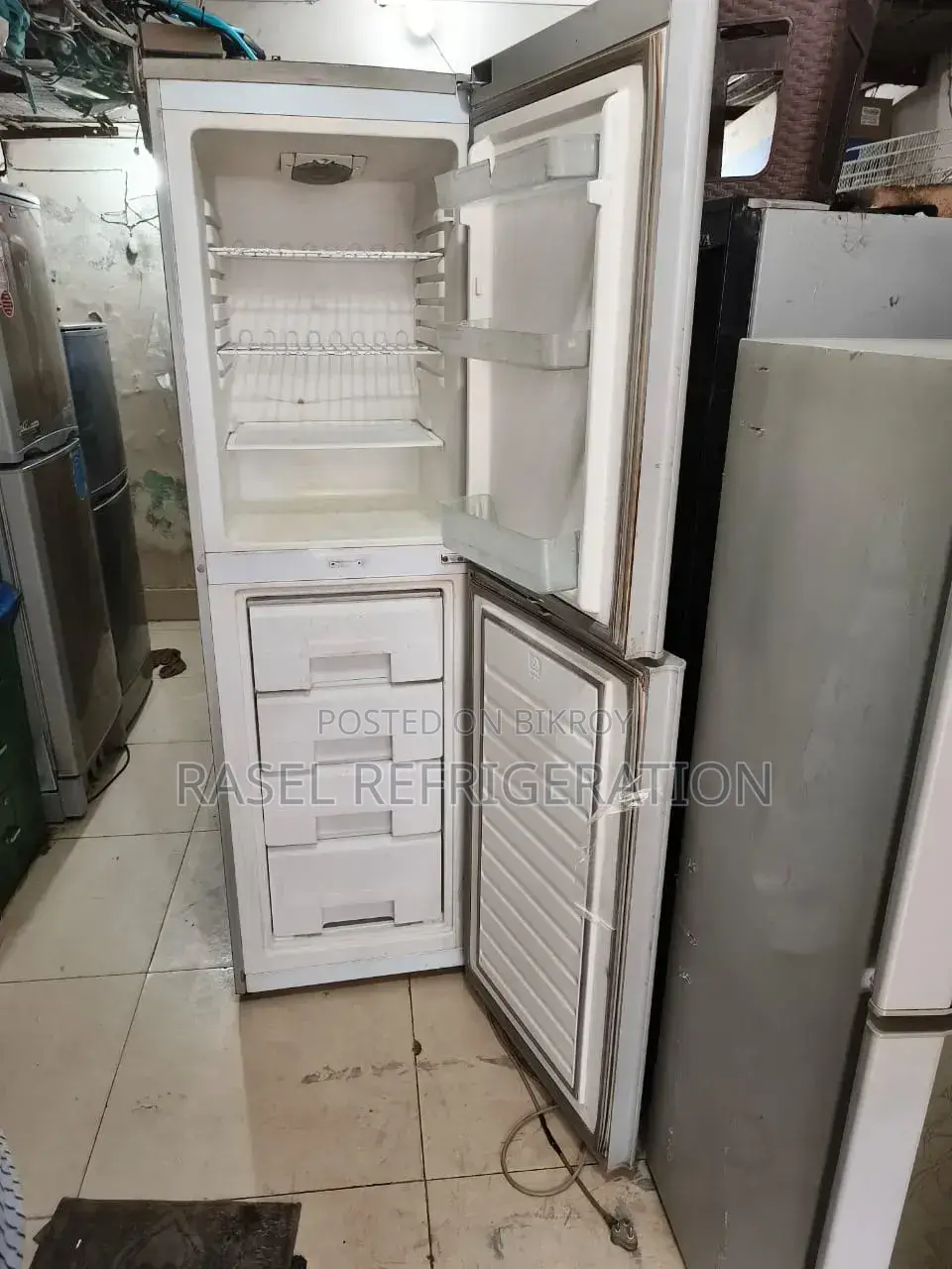 ৩৫০ লিটার রানিং মিনিস্টার কোম্পানির ফ্রিজ বিক্রি করা হবে।