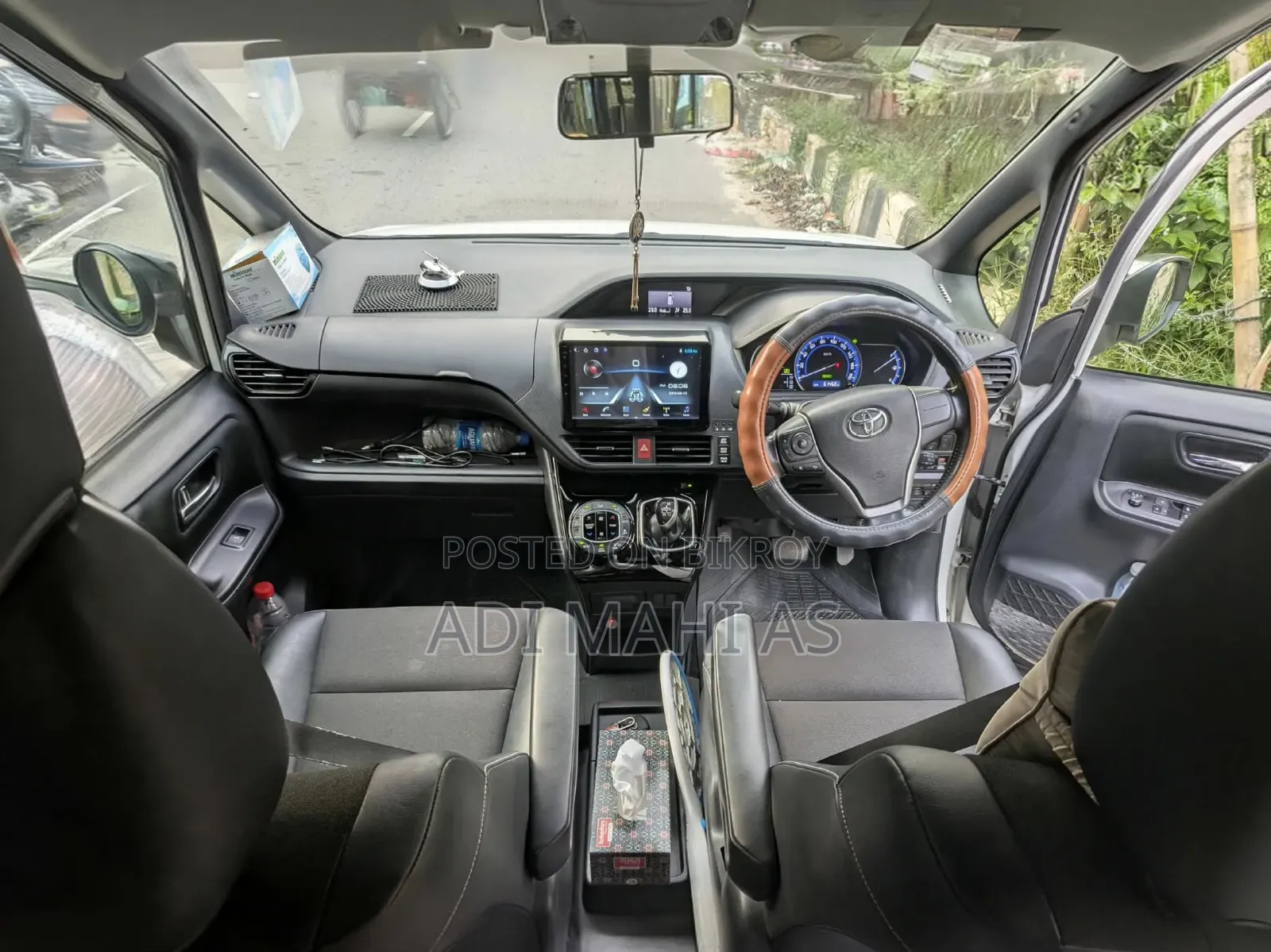 টয়োটা নোয়া ২০১৭ সাদা