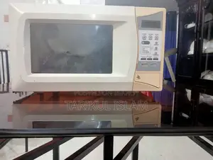 A Korean Daewoo brand microwave oven will be sold.