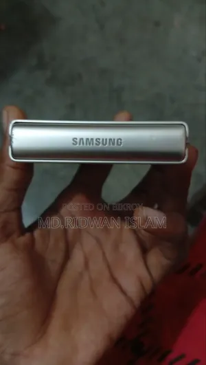 New Samsung Galaxy Z Flip 3 256 GB Gold