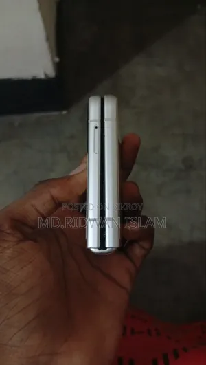 New Samsung Galaxy Z Flip 3 256 GB Gold
