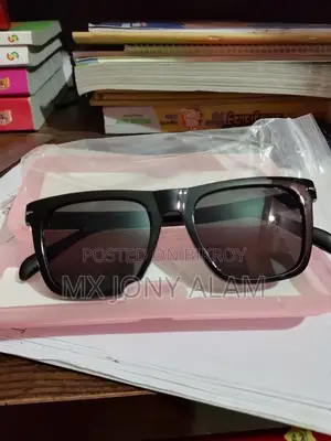 ব্ল্যাক শাইনি সানগ্লাস