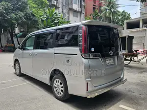 টয়োটা এস্কয়ার ১.৮ এফডব্লিউডি হাইব্রিড (৭ সিটার) ২০১৮ সিলভার