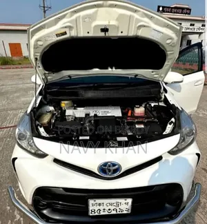 Toyota Prius 4-door Hatchback (1.8L 4-cylinder Gas/Electric Hybrid CVT) 2016