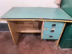 কাঠের তৈরি টেবিল