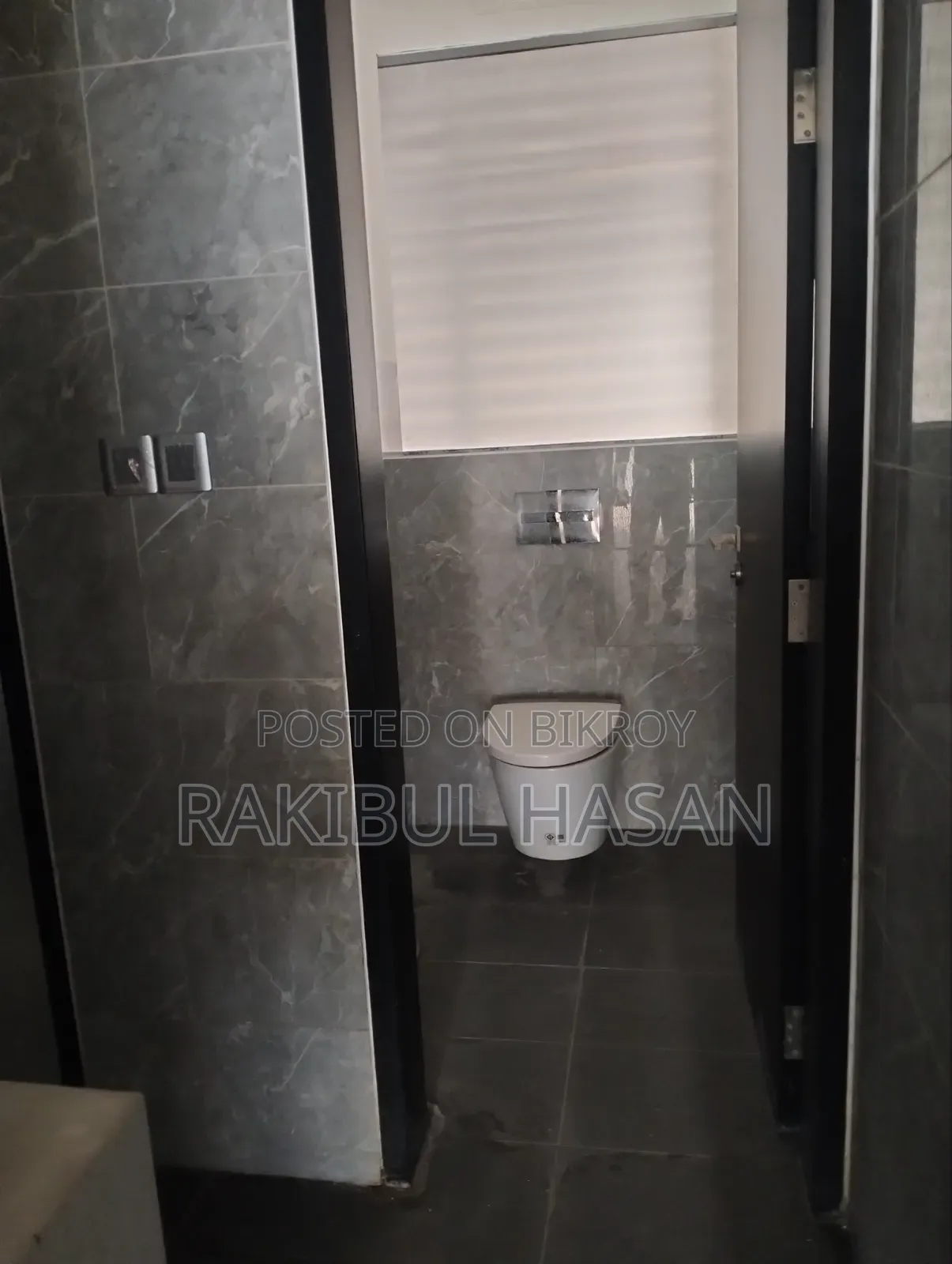 কফি শপ, কাপড়ের দোকান বা অফিসের জন্য ২য় তলায় ২১৫০ বর্গফুটের জায়গা ভাড়া হবে