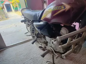 ইয়ামাহা ২০০১ লাল
