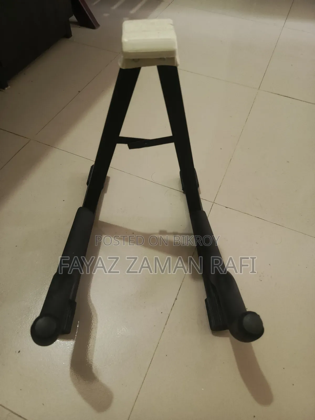 Guitar stand