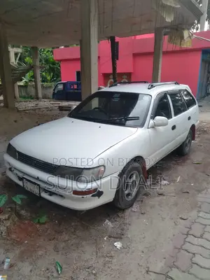 টয়োটা করোলা ২০০০ সাদা