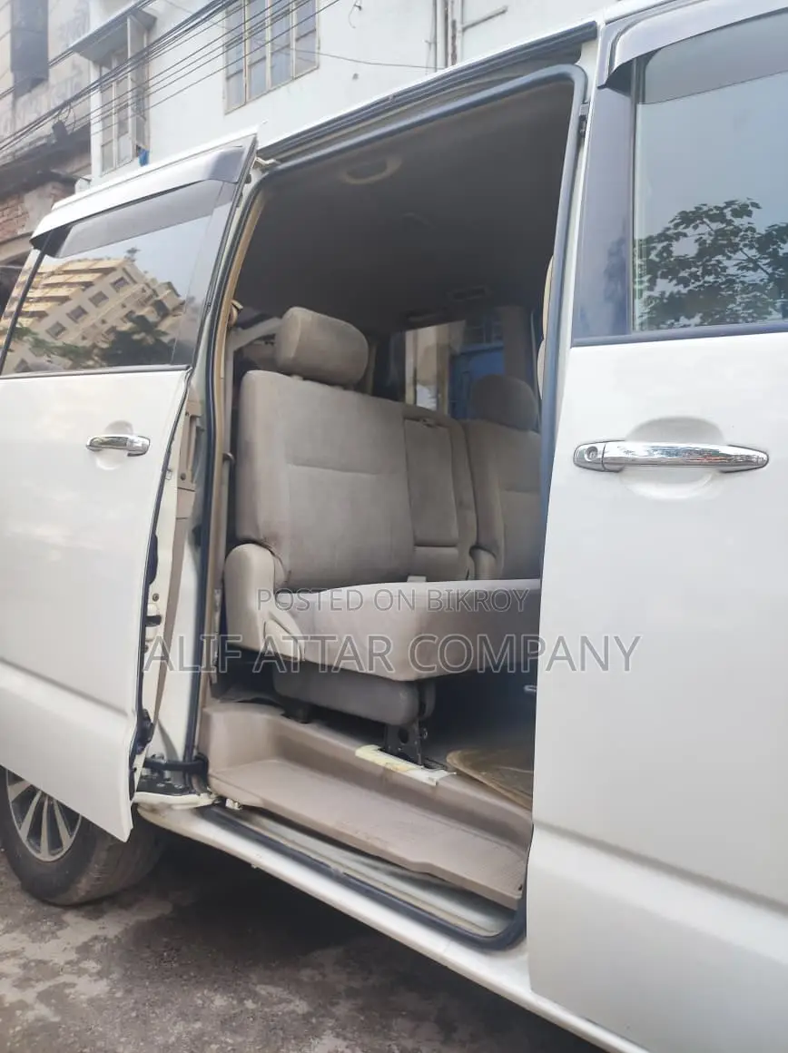 Toyota Noah 2004 পার্ল