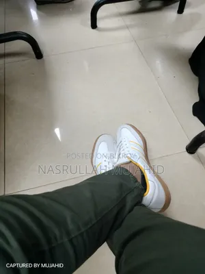 একটি সাদা এবং হলুদ মিশ্রিত অ্যাডিডাস সাম্বা স্নিকার বিক্রি হবে