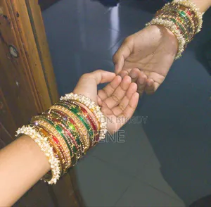 Chaand Kashmiri With Gajra Bangles