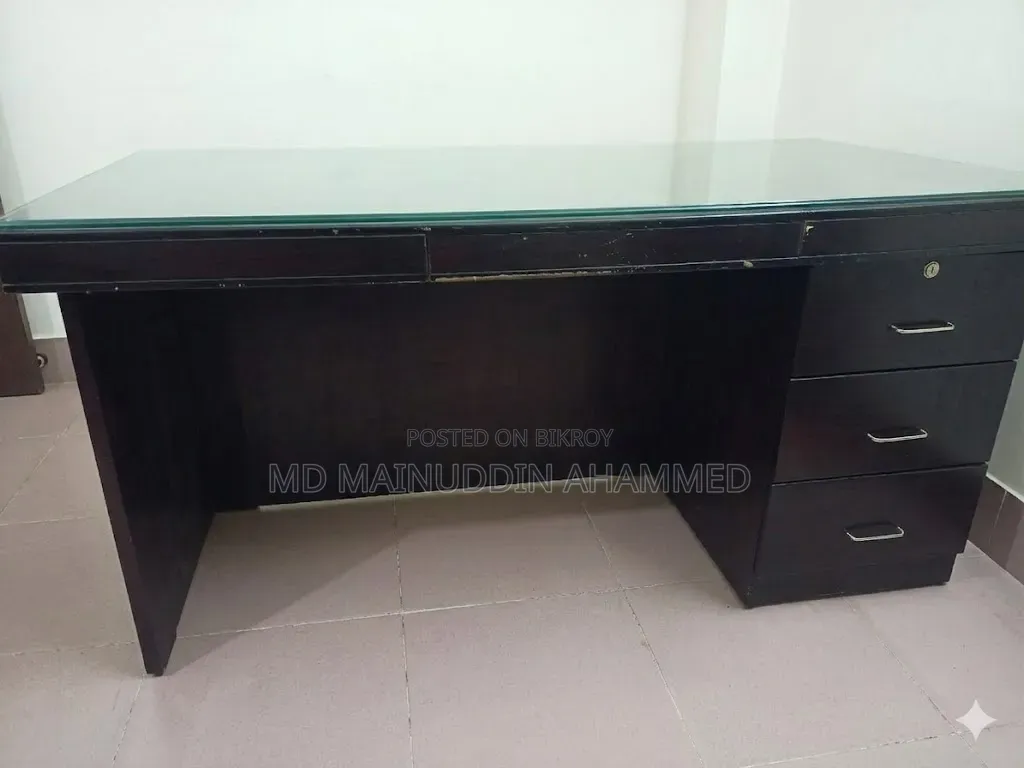 অফিস টেবিল