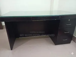 অফিস টেবিল