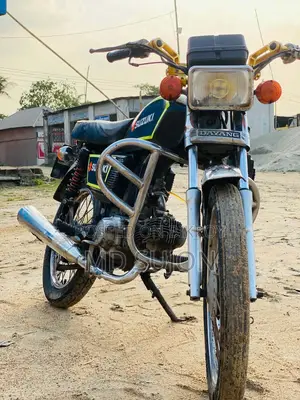 সুজুকি হায়াতে ১৯৭২ কালো