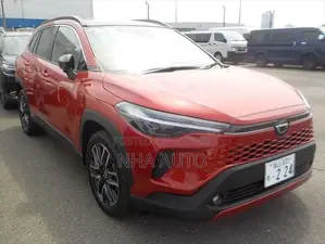 নতুন টয়োটা করোলা ক্রস ২০২৫ মেরুন