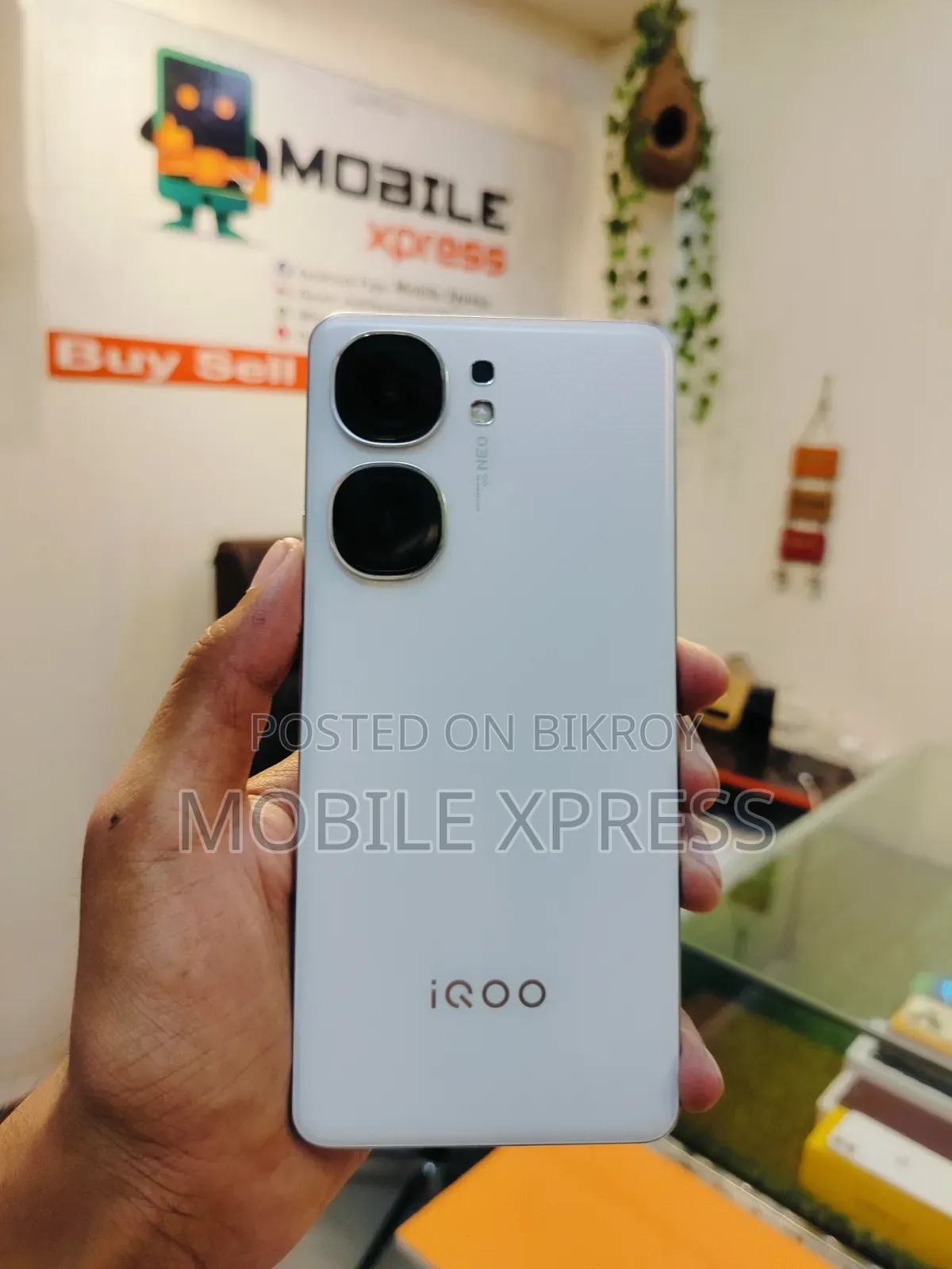 iQOO 256 GB White