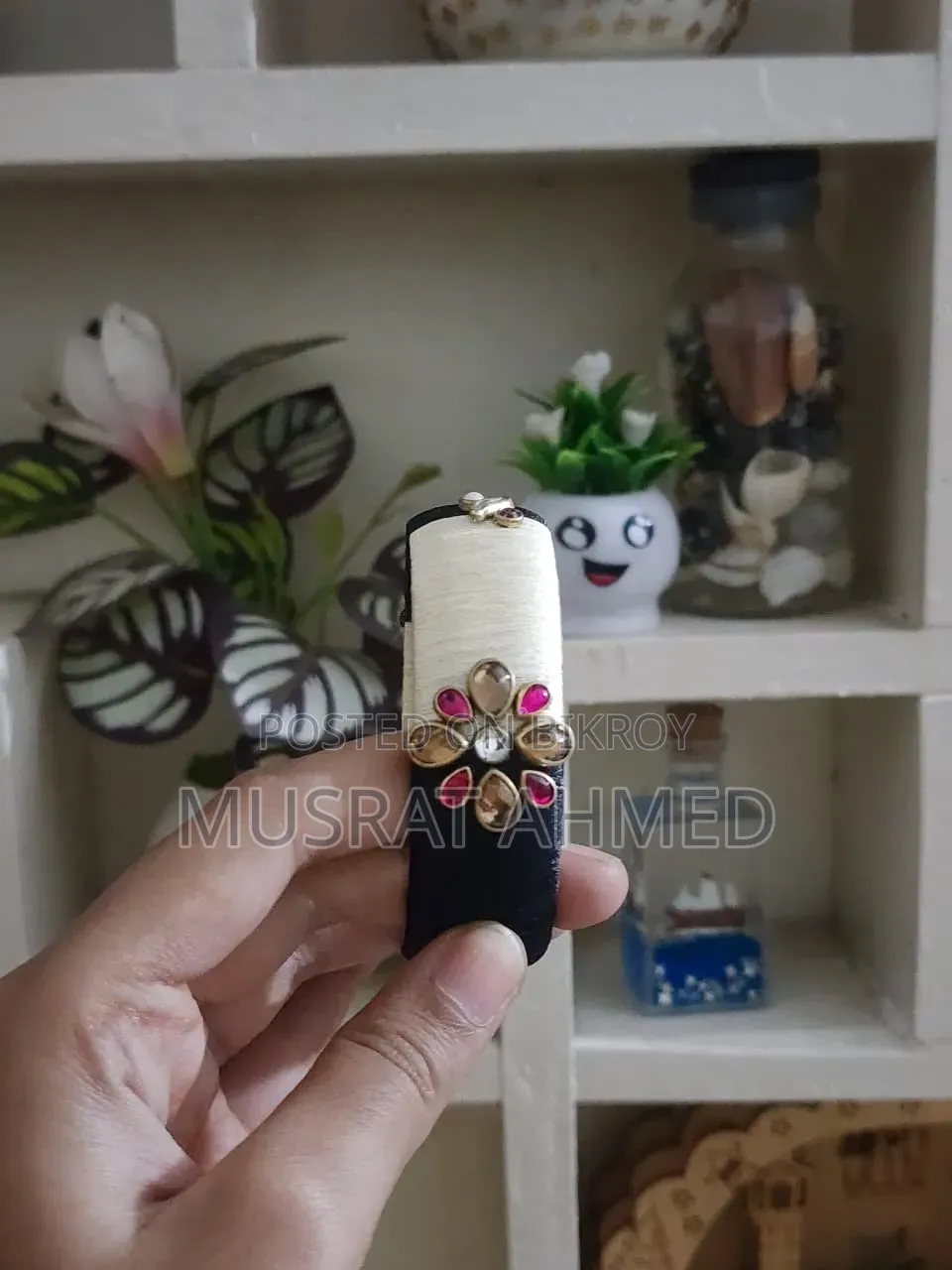 Simple yet eye-catching design that will suit any outfit.