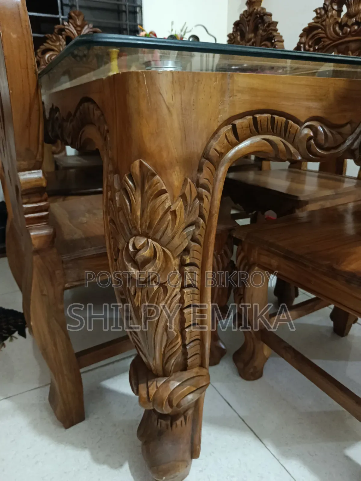 Victoria Dining Table