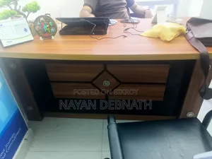 অফিস টেবিল
