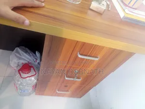 অফিস টেবিল