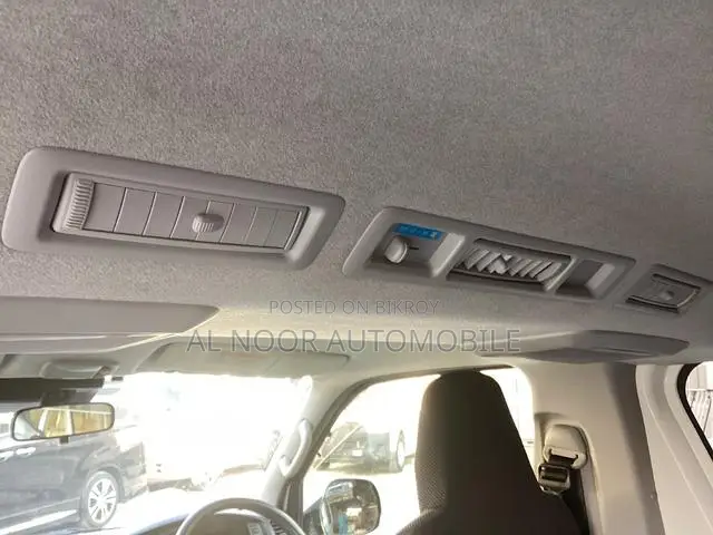টয়োটা হাইএস ২০২১ সাদা