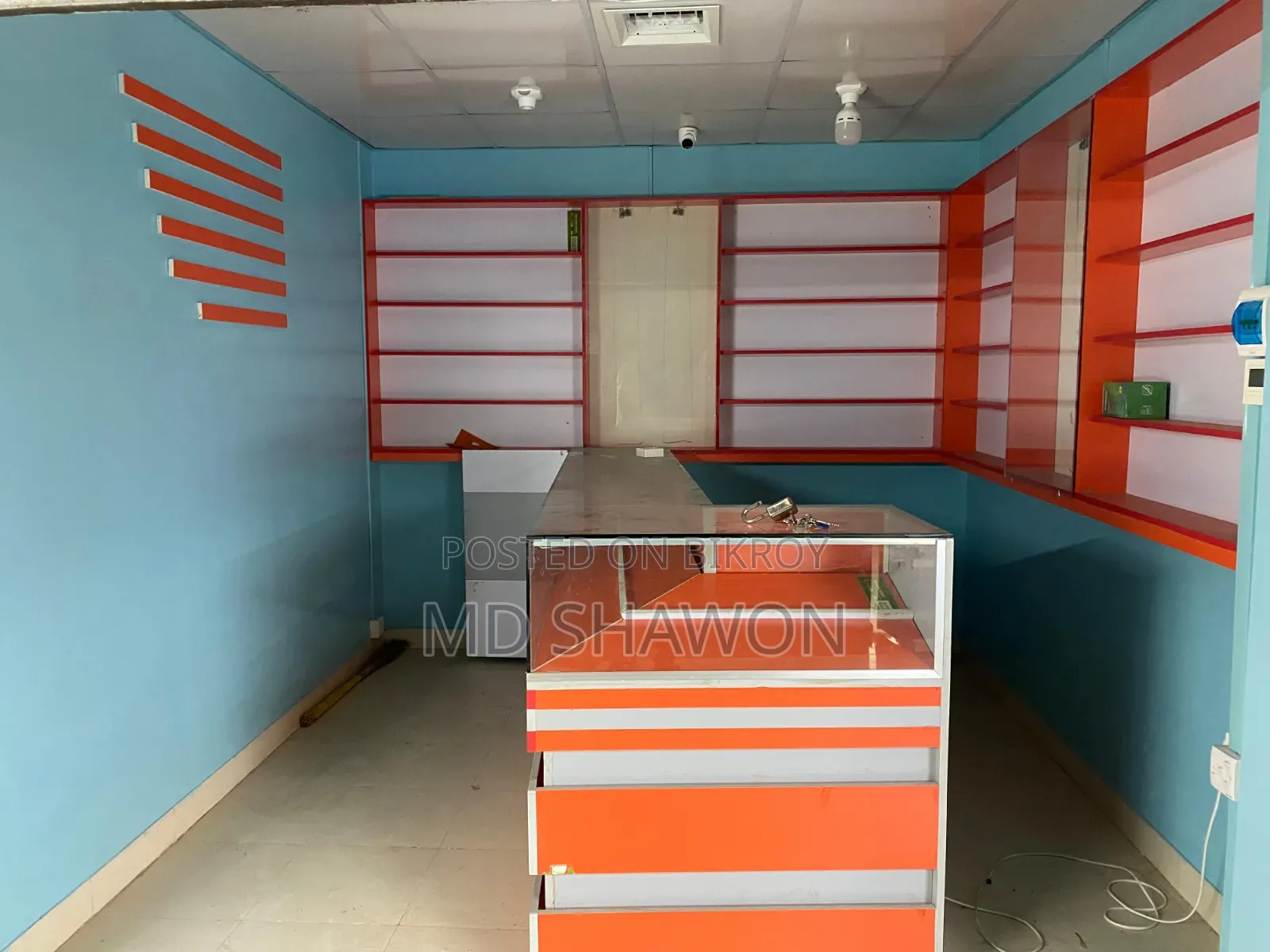 Fully decorated shop for rent