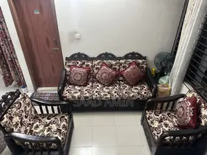 ঐতিহ্যবাহী কাঠের সোফা সেট