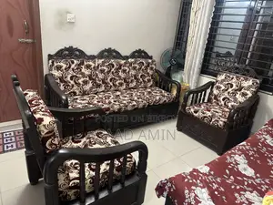 ঐতিহ্যবাহী কাঠের সোফা সেট