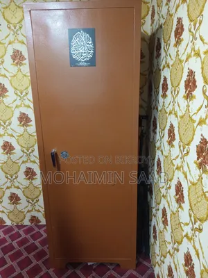 স্টিল আলমারি বিক্রির জন্য, একটু পুরনো কিন্তু সবকিছু ঠিক আছে